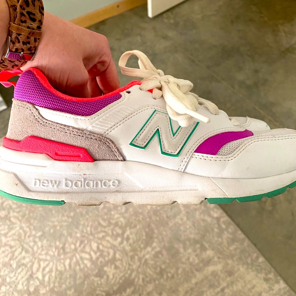 New balance tennis shoes